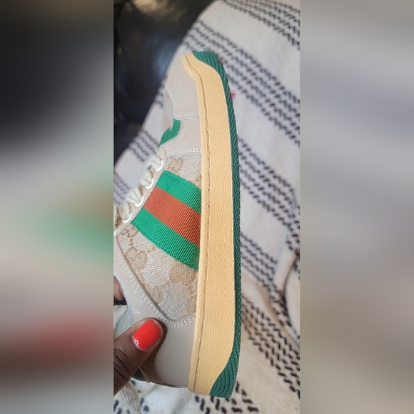 COPY - Beautiful pre-owned Gucci in good condition. Missing a GG stone on one f… - Picture 10 of 13